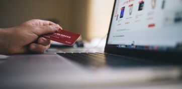 Preço sobe antes de promoção no e-commerce: mito ou realidade?