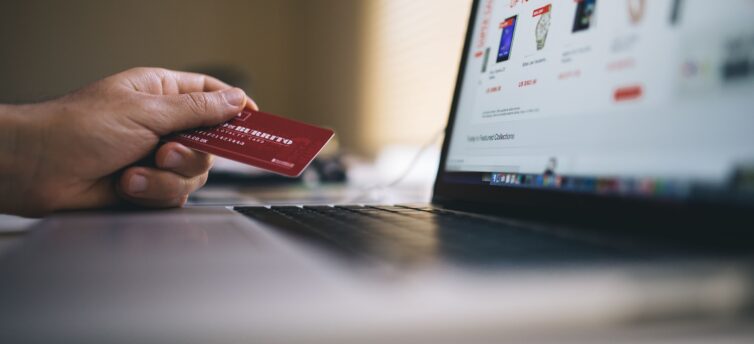 Pessoa comprando em sites online