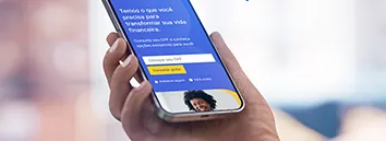Uma mão de mulher segurando o celular navegando pelo site do consumidor positivo
