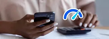 A mão de uma mulher segurando o celular enquanto a outra mào utiliza uma calculadora
