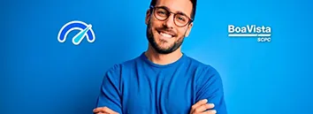 Rapaz de camiseta azul com os braços cruzados sorrindo. Logo Boa Vista ao lado