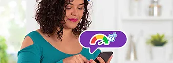 Mulher com uma roupa verde digitando no celular. Um balão aponta para o celular e dentro mostra um ícone do score com o ponteiro no verde.